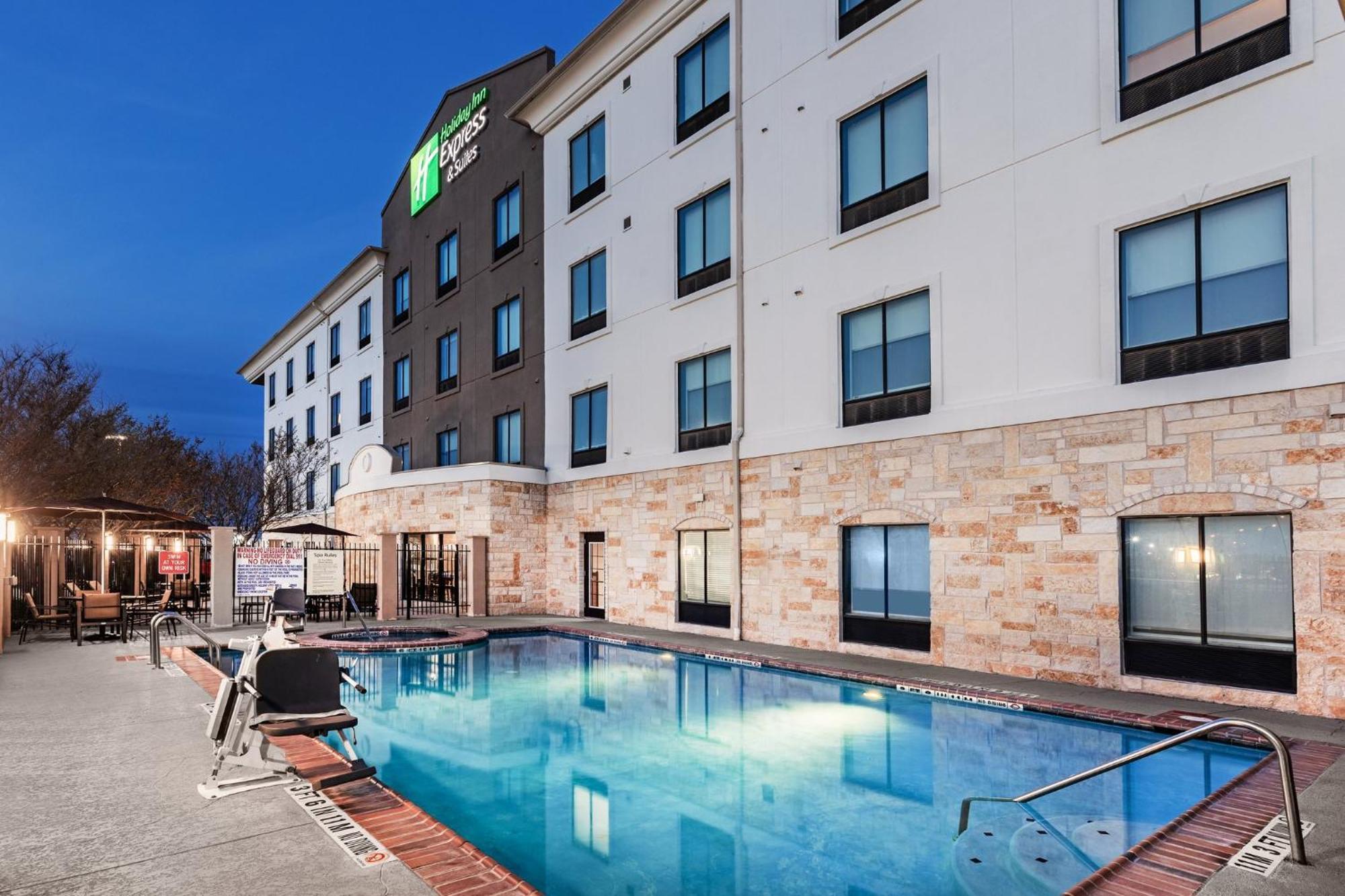 Holiday Inn Express & Suites Del Rio By Ihg Exterior photo